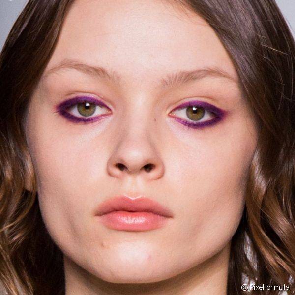 Na passarela da Michael van der Ham as modelos tiveram os olhos delineados com um tom bem escuro de rosa